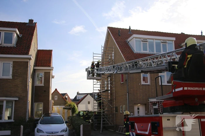 Steiger tegen woning staat op omvallen