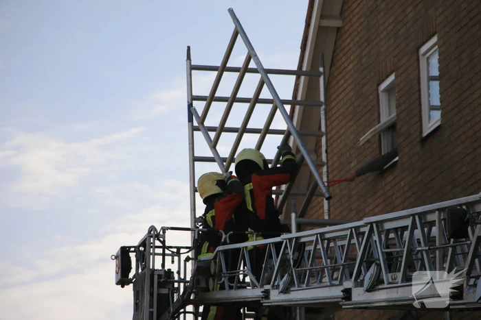 Steiger tegen woning staat op omvallen
