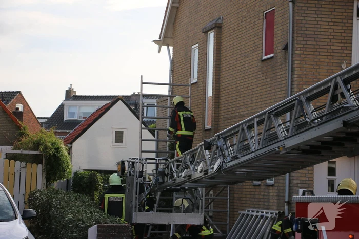 Steiger tegen woning staat op omvallen