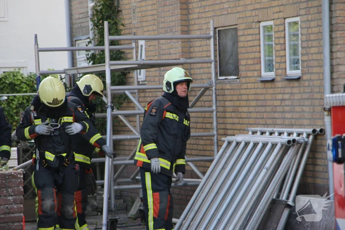 Steiger tegen woning staat op omvallen