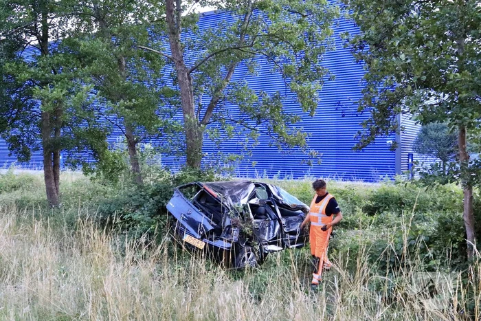 Auto crasht tussen bomen door