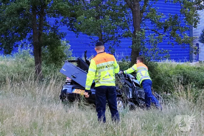 Auto crasht tussen bomen door