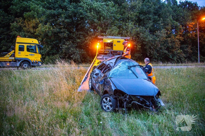 Auto crasht tussen bomen door