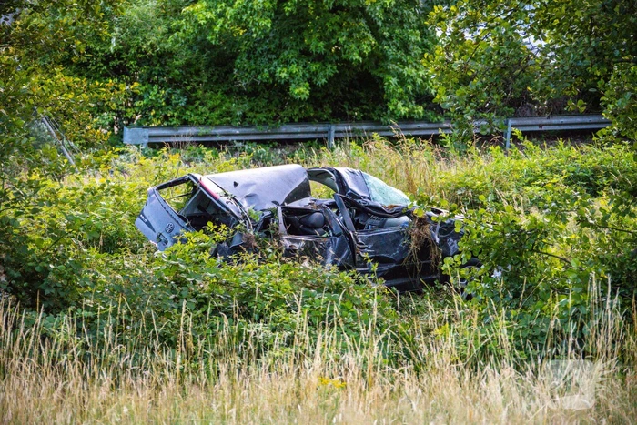 Auto crasht tussen bomen door