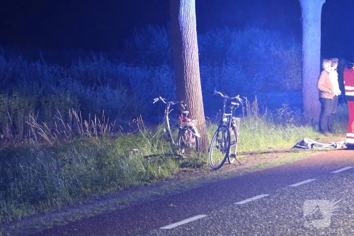 Automobilist rijdt door na ernstig ongeval, twee fietsers zwaargewond