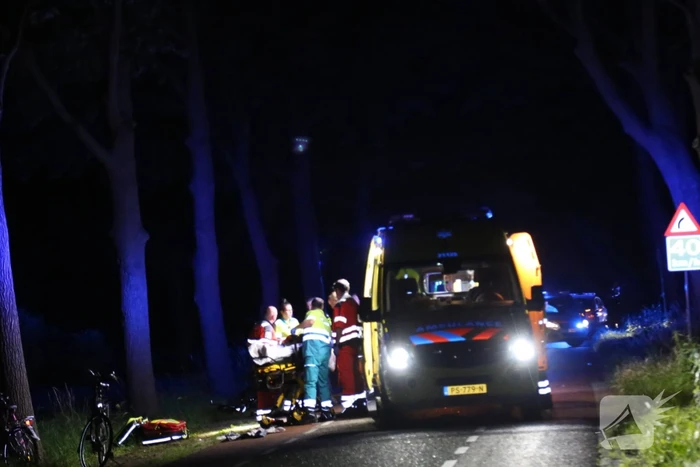 Automobilist rijdt door na ernstig ongeval, twee fietsers zwaargewond