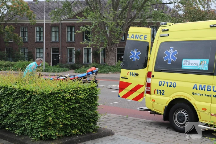 Bestuurder scootmobiel gewond na botsing met auto