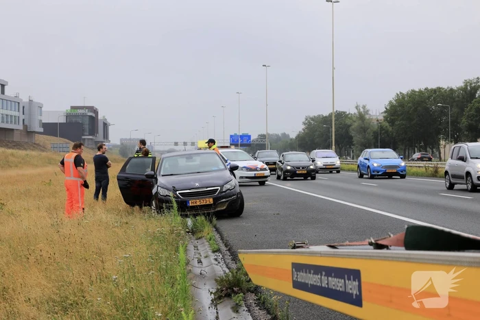 Gezin belandt met auto in de berm