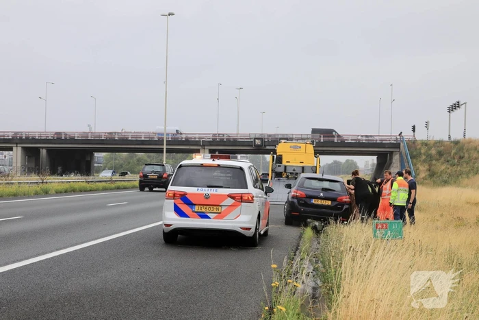 Gezin belandt met auto in de berm