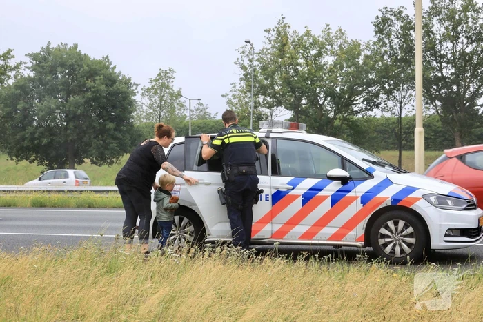 Gezin belandt met auto in de berm