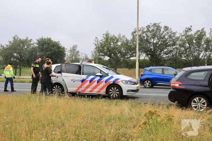 Gezin belandt met auto in de berm