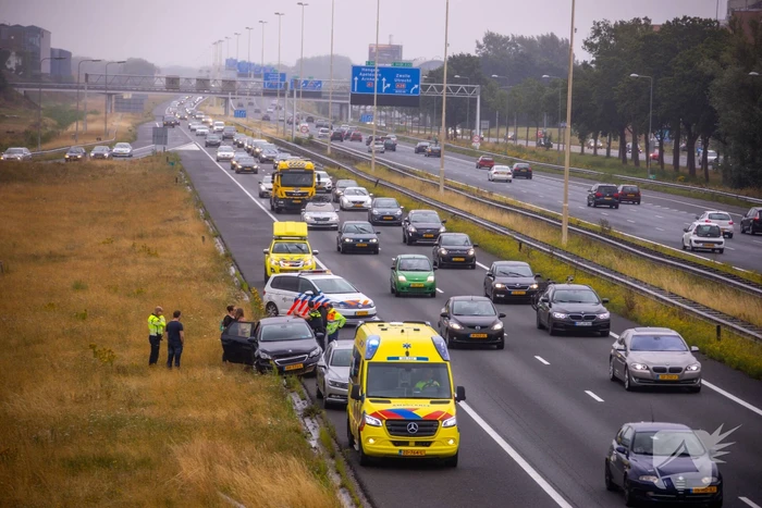 Gezin belandt met auto in de berm