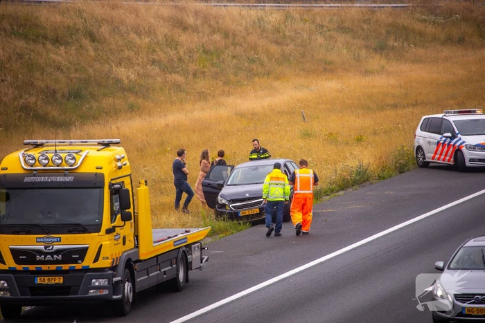 Gezin belandt met auto in de berm