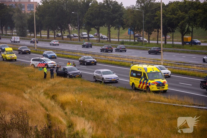 Gezin belandt met auto in de berm
