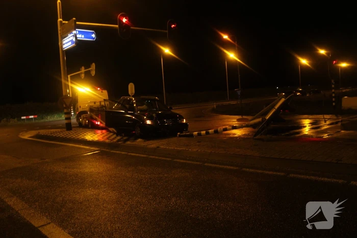 Beschonken bestuurder rijdt verkeerslicht uit de grond