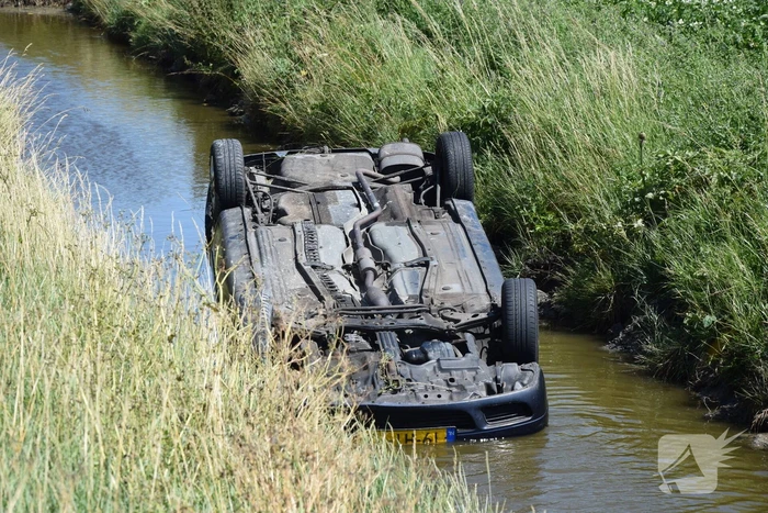 Gewonde na auto in sloot