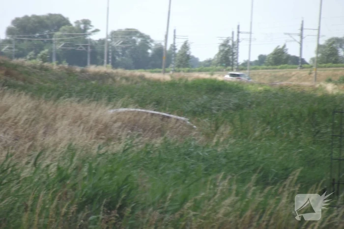 Voertuig belandt in greppel naast oprit