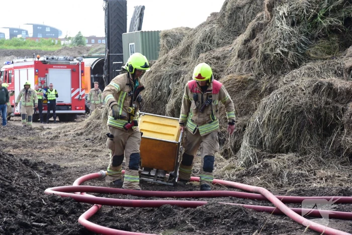 Rook van brand in hooiberg trekt over Rijksweg A29