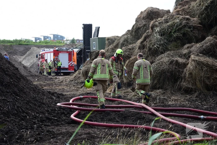 Rook van brand in hooiberg trekt over Rijksweg A29