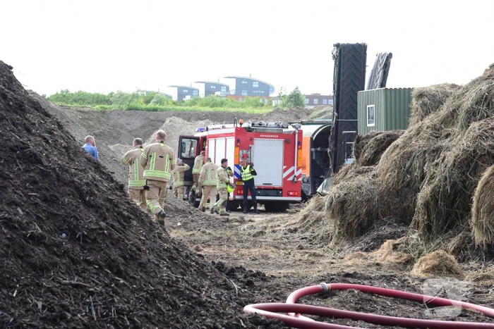 Rook van brand in hooiberg trekt over Rijksweg A29
