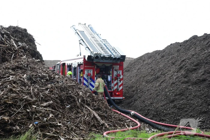Rook van brand in hooiberg trekt over Rijksweg A29