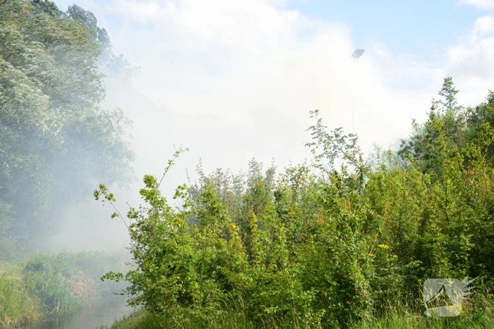 Rook van brand in hooiberg trekt over Rijksweg A29