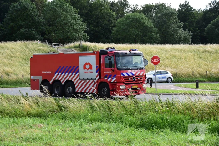 Rook van brand in hooiberg trekt over Rijksweg A29