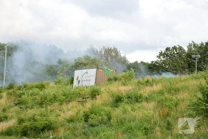 Rook van brand in hooiberg trekt over Rijksweg A29