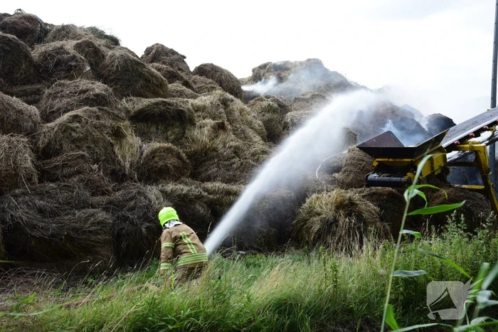 Rook van brand in hooiberg trekt over Rijksweg A29