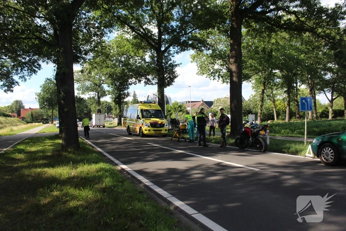 Motorrijder schrikt van auto en gaat onderuit