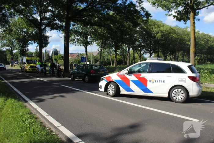 Motorrijder schrikt van auto en gaat onderuit