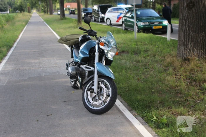 Motorrijder schrikt van auto en gaat onderuit