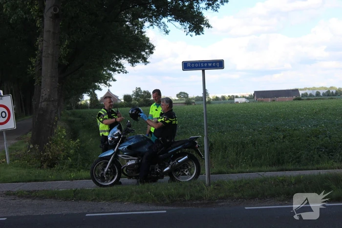 Motorrijder schrikt van auto en gaat onderuit