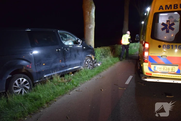 Gewonde en flinke schade bij eenzijdige botsing