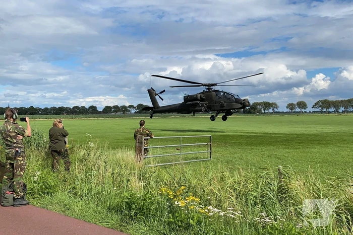 Apache-helikopter maakt voorzorgslanding