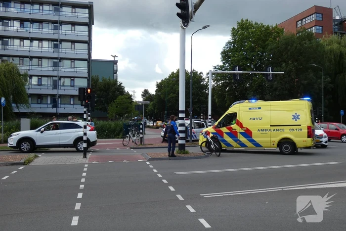 Overstekende fietser aangereden door auto