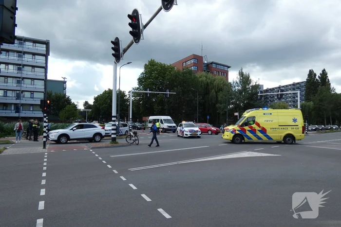 Overstekende fietser aangereden door auto