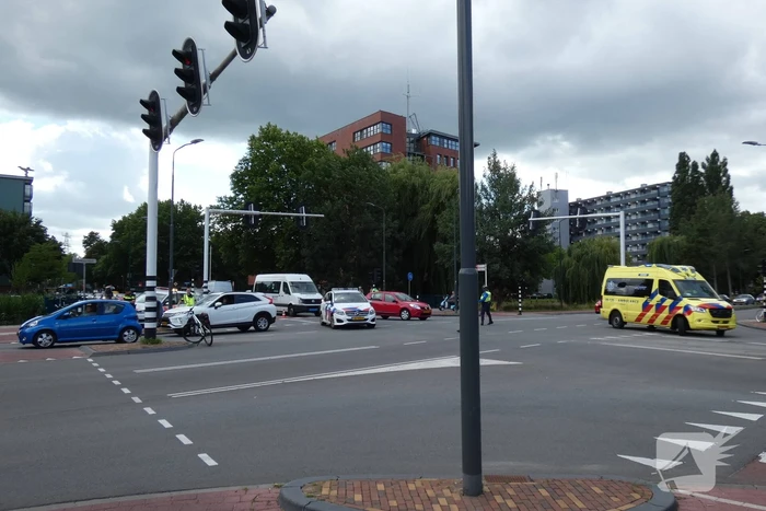 Overstekende fietser aangereden door auto