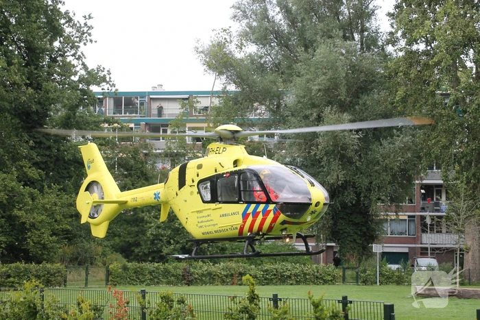 Persoon valt van hoogte, traumahelikopter landt in Morsdistrict