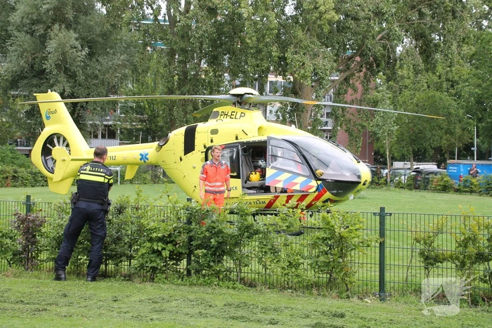 Persoon valt van hoogte, traumahelikopter landt in Morsdistrict