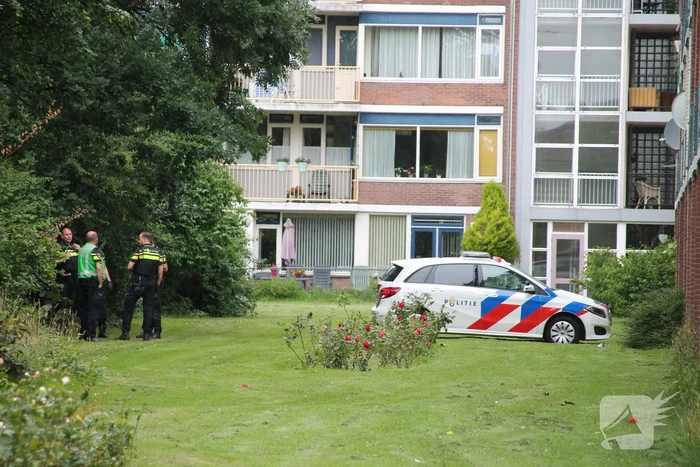 Persoon valt van hoogte, traumahelikopter landt in Morsdistrict