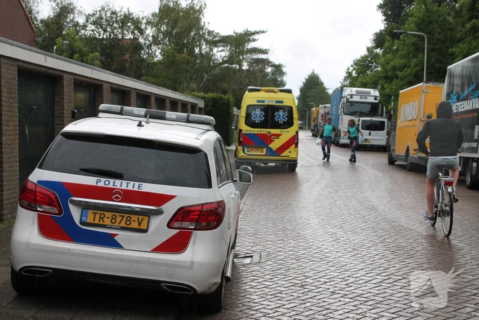 Persoon valt van hoogte, traumahelikopter landt in Morsdistrict