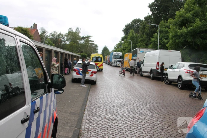 Persoon valt van hoogte, traumahelikopter landt in Morsdistrict