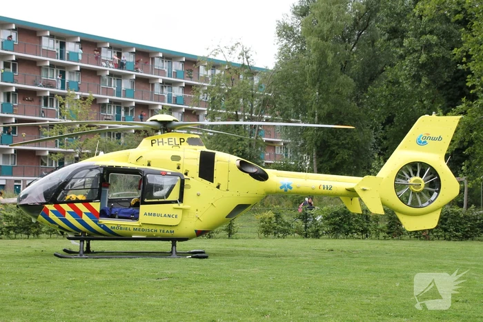 Persoon valt van hoogte, traumahelikopter landt in Morsdistrict