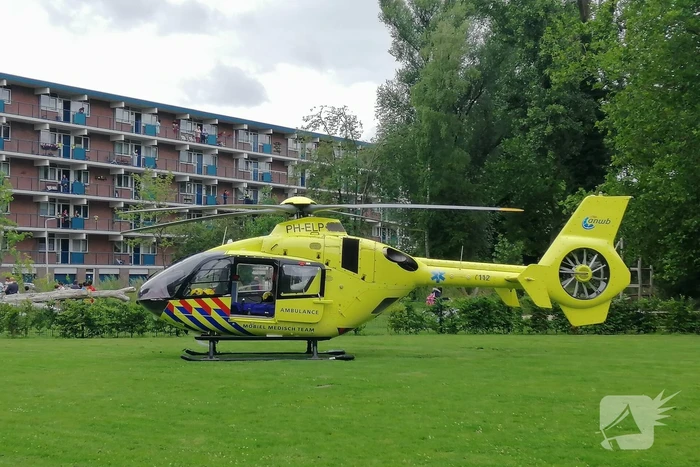 Persoon valt van hoogte, traumahelikopter landt in Morsdistrict