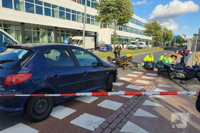 Motorrijder en passagier gewond na aanrijding