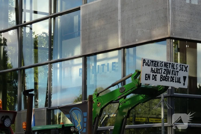Tientallen boeren doen aangifte bij politiebureau