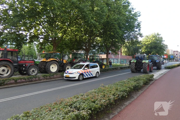 Tientallen boeren doen aangifte bij politiebureau