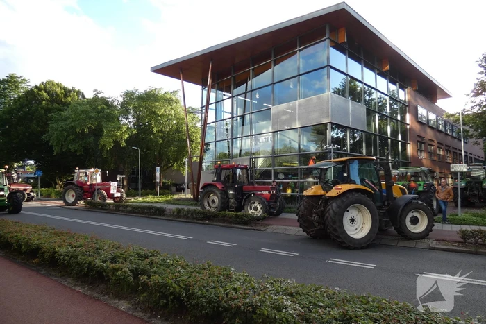 Tientallen boeren doen aangifte bij politiebureau