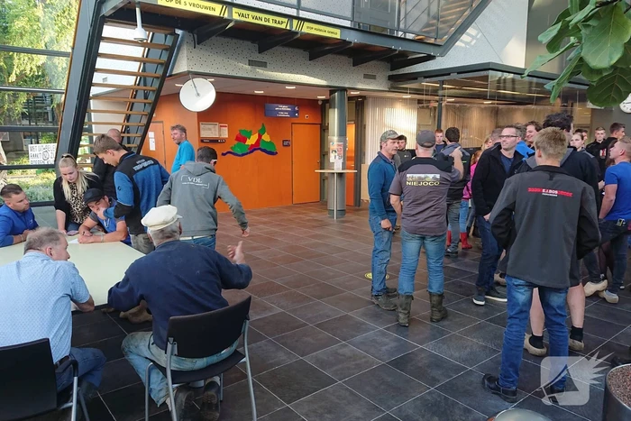 Tientallen boeren doen aangifte bij politiebureau